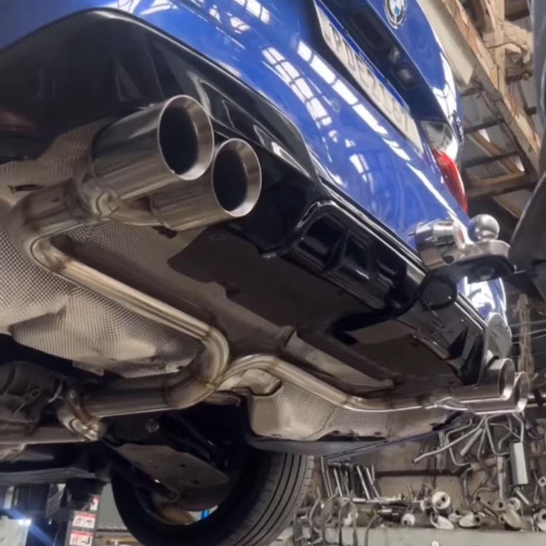 BMW azul com ponteiras esportivas duplas em inox polido