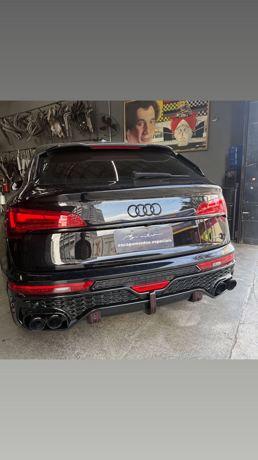 Audi SQ5 preto com escapamento esportivo e ponteiras quad na oficina Binho