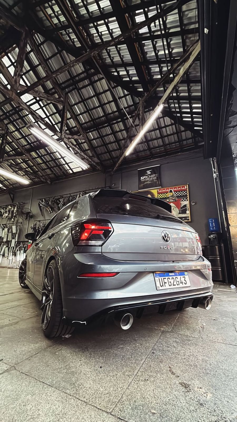 VW Polo com escapamento esportivo e ponteira inox instalado pela Binho