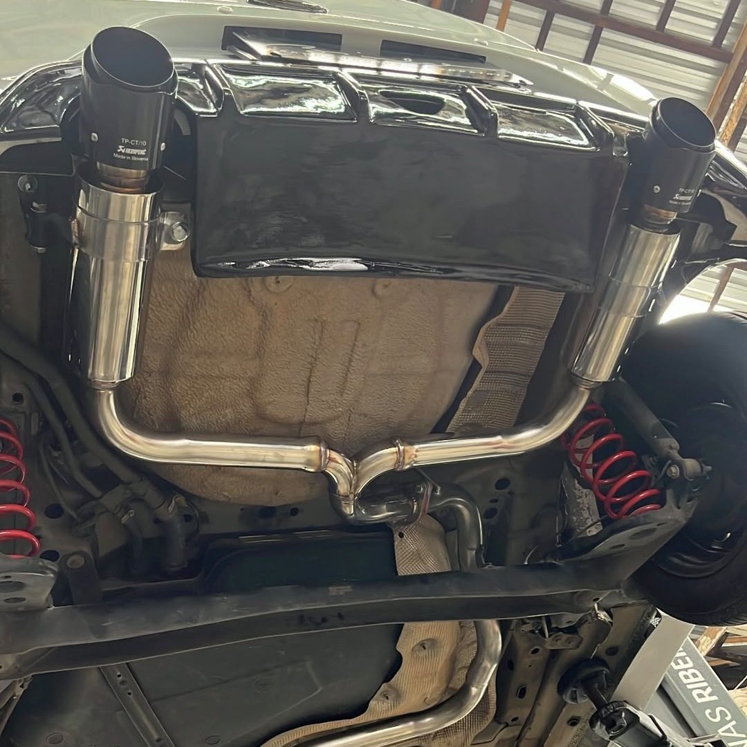 Escapamento esportivo Akrapovic com ponteiras pretas em carro rebaixado