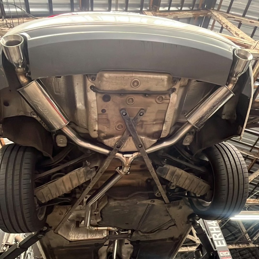 Sistema catback esportivo em inox instalado sob sedan